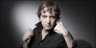 Le nom de ce chanteur est...
