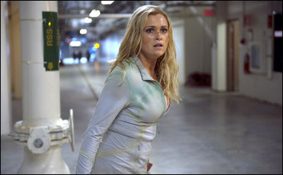 Où Clarke se réveille-t-elle dans la première scène de la saison 2 ?
