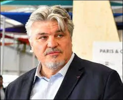 Judoka et homme politique, David Douillet est né à Rouen le 17 février 1969. Poids lourd, il gagna durant sa carrière deux médailles d'or et une médaille de bronze aux Jeux olympiques, remporta une médaille d'or, 1 médaille d'argent et une de bronze aux championnats d'Europe. Combien de fois fut-il sacré champion du monde ?