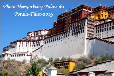 Quelle est cette ville en L, capitale du Tibet, célèbre pour son palais forteresse du Potala de 1 000 pièces, résidence des dalaï-lama jusqu'en 1959 ?
