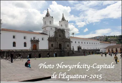 Quelle est cette ville en Q, capitale de l'Équateur, perchée à 2 800 mètres d'altitude ?
