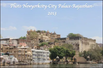 Quelle est cette ville en U de l'État du Rajasthan en Inde, célèbre pour son "City Palace", un palais situé au bord du lac Pichola ?