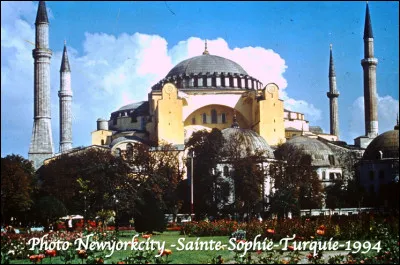 Quelle est cette ville en I, plus grande ville de Turquie, premier pôle économique, financier, commercial, culturel et industriel du pays ?