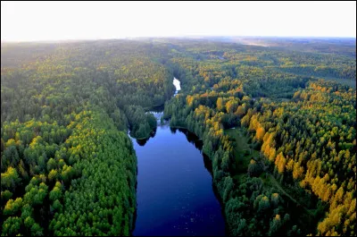 Partons plein nord-ouest maintenant. Quelle est cette République, caractérisée par de vastes forêts boréales et de nombreux lacs, frontalière de la Finlande et d'ailleurs partagée historiquement entre cette dernière et la Russie ?