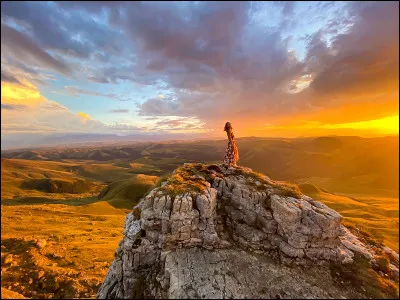 Je suis une République du Caucase du Nord, frontalière de la Géorgie et plus précisément de l'Abkhazie, qui doit son nom aux deux peuples qui se partagent son territoire et à ses deux principales villes.