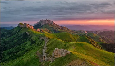 Cette petite République, située dans les contreforts nord-ouest du Caucase, pas très loin de mer Noire, a la particularité d'être totalement enclavée au sein du Kraï de Krasnodar.