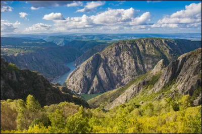 La partie orientale de cette République, peuplée principalement de Russes et de deux ethnies turques, se situe dans l'Oural méridional. Très riche en bois, pétrole et minerais, sa capitale est la ville d'Oufa.
