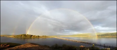République frontalière de la Mongolie, traversée par l'Ienisseï, je suis tristement réputée être la plus pauvre de toute la Russie. Pourtant, je ne manque pas de richesses culturelles comme le mode de vie nomade de mes éleveurs de rennes, le chant guttural traditionnel baptisé "khöömei" ou encore ma religion majoritaire mêlant des éléments de bouddhisme et d'animisme. Quoique d'origine turque, mon peuple ne croisa jamais la route des Arabes et ne fut dès lors jamais islamisé. C'est dans ma capitale, Kyzyl, que se trouve, du moins si on s'en tient au continent sans considérer les îles, le centre géographique de l'Asie.