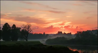 Cette République, située juste à l'ouest de l'Oural et traversée par la rivière Kama, un affluent de la Volga, est peuplée à 65% de Russes et à 27% par une ethnie finno-ougrienne. Sa capitale et plus grande ville est Ijevsk.