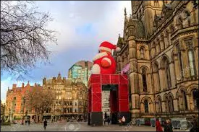 Partons maintenant vers... le Royaume-Uni !
Le 26 décembre est une journée consacrée à la charité et à la générosité envers les moins fortunés. Cette tradition remonte à l'époque médiévale, lorsque les aristocrates distribuaient des dons aux nécessiteux le lendemain de Noël. 
Comment appelle-t-on aussi ce jour ?