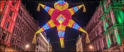 Au Mexique, l'une des traditions les plus importantes de Noël est la préparation des tamales en famille. 
Les tamales sont des pâtes de maïs farcies de viande, de fromage, de légumes ou de fruits, enveloppées dans des feuilles de maïs ou de banane. La préparation des tamales est un processus laborieux qui rassemble les générations. Les familles se réunissent pour mélanger la pâte, préparer les garnitures et assembler les tamales. C'est un moment de partage et de création culinaire qui crée des souvenirs chaleureux pendant la saison des fêtes.
Serais-tu reconnaitre grâce à la description où se trouve les tamales ?