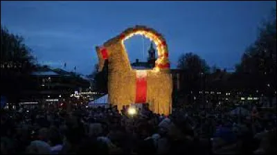 Partons maintenant vers... la Suède ! 
Le festival du bouc est une tradition suédoise qui attire l'attention chaque année depuis _ _ _ _. La ville de Gävle construit sur sa place un bouc en paille de 13 mètres de haut ! Appelé "Gävlebocken", il est souvent orné de rubans rouges et de drapeaux suédois. Ayant été incendié à plusieurs reprises par des actes de vandalisme, le bouc est désormais très protégé durant tout le mois de décembre. Les habitants et les médias du monde entier suivent l'évolution du bouc de Gävle chaque année avec beaucoup d'attention et de suspense pour savoir s'il survivra jusqu'à Noël !

Complète l'année manquante !