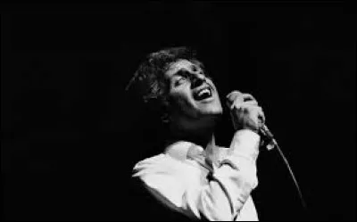 À qui dit-il "Salut" d'après le titre de l'une de ses chansons ?