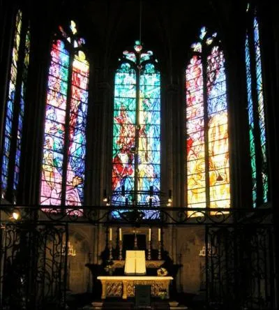 Quelle cathdrale contient la plus grande surface en vitraux ? (plus de 6 000 m)