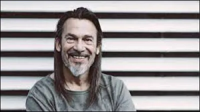 Chez qui sommes-nous le 'bienvenue' d'après l'une de ses chansons ?