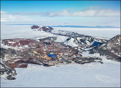 McMurdo est la capitale de l'Antarctique, avec une capacité d'accueil de 1 250 habitants.