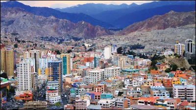 À une altitude d'environ 3 650 m au-dessus du niveau de la mer, La Paz, la capitale bolivienne, est la plus haute capitale du monde.