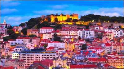 Lisbonne est la capitale et la plus grande ville du Portugal ainsi que la ville la plus occidentale située en Europe continentale.