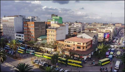 Nairobi est la capitale du Kenya. En plus de son noyau urbain, c'est aussi un endroit idéal pour les safaris.