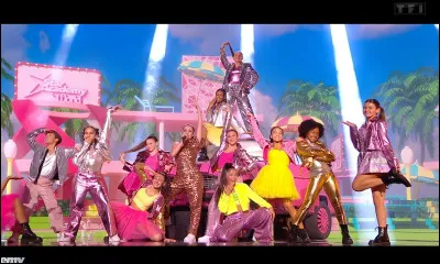 Quelle chanson Lénie a-t-elle interprétée en chantant et dansant ?