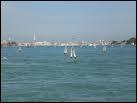 Entre la pninsule italienne et la pninsule balkanique cette mer s'tend sur 160000km. Elle baigne Ravenne, Trieste et Split. C'est la mer ...