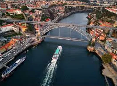 Quel est ce fleuve de la péninsule ibérique, long de 900 km, qui prend sa source en Espagne à 2 160 m d'altitude, dans la cordillère Ibérique, traverse la Meseta puis coule au Portugal, arrose Porto et se jette dans l'Atlantique ?