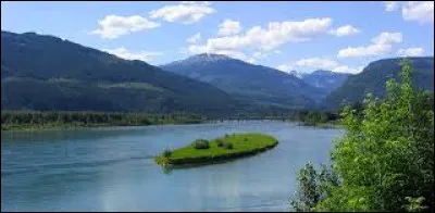 Quel est ce fleuve, long de 2 000 km, qui prend sa source dans les montagnes Rocheuses en Colombie-Britannique, au Canada, puis coule dans les États américains de Washington et de l'Oregon, avant de se jeter dans l'océan Pacifique ?