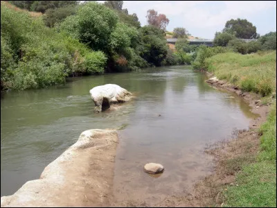 Quel est ce fleuve du Proche-Orient qui s'écoule sur 360 km à partir mont Hermon au Liban, traverse le nord d'Israël et coule vers le sud jusqu'à la mer Morte ?