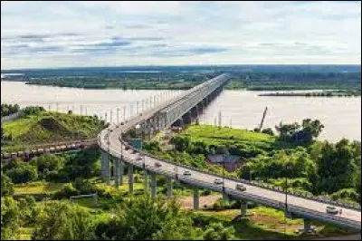 Quel est ce fleuve d'Asie long de 4 300 km formé par la réunion de la Chilka et de l'Argoun, qui matérialise la frontière entre la Russie et la Chine sur presque 1 600 km et se jette dans la mer d'Okhotsk, en face de l'île de Sakhaline ?