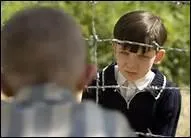 Un jour qu'il s'est bless en jouant sur sa balanoire, le petit garon est soign par leur matre d'htel. Quel est son prnom ?