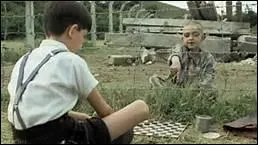 Quel est le Lieutenant qui se moque toujours du petit garon et qui est sous le commandement de son pre ?