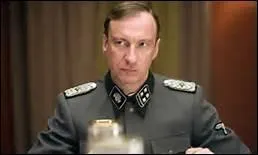 Quel est le prnom de la femme qui accompagne cet homme ?