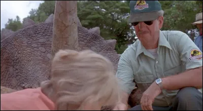 Dans le film "Jurassic Park", quel dinosaure Gerry Harding, le vétérinaire en chef du parc, tente-t-il de soigner ?