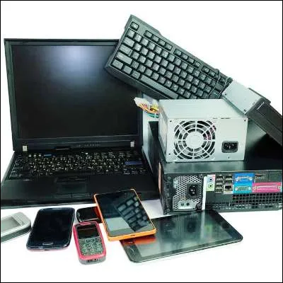 Quel appareil électronique devenu courant dans les années 2000 a eu pour premier modèle la Keyport 300, présentée en 1984 par la société Polytel ?