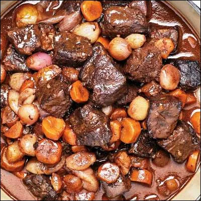 Quelle recette destouffade inclut généralement des champignons, des oignons, des carottes, des lardons et du vin rouge ?