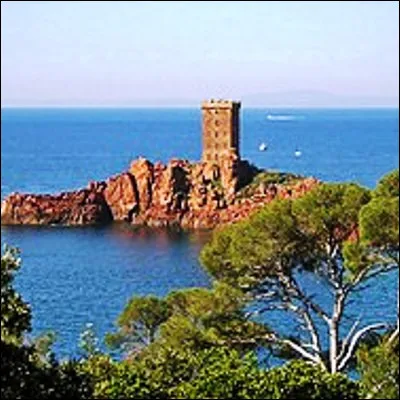 À quelle station balnéaire du Var, très appréciée des peintres fauvistes au début du XXe siècle, appartient lÎle dOr ?