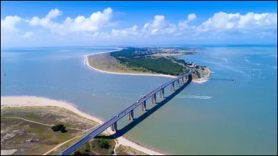 Quelle île, située dans le département de la Vendée, est reliée au continent par un pont depuis 1971  ?