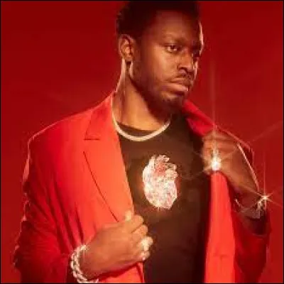 Qui est ce chanteur vêtu de rouge ?