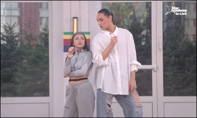 Quelle chanson Djebril et Lénie ont-ils chantée dans le medley duos cultes ?