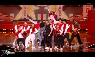 Quelle chanson Candice et Pierre ont-ils interprétée en chantant et dansant ?