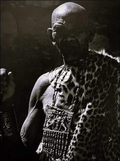 Qui est ce prêtre associé au dieu Ptah-Sokar de Memphis ? Dès la fin de l'ancien Empire, il intervient dans diverses cérémonies funèbres, dont celle de l'ouverture de la bouche.