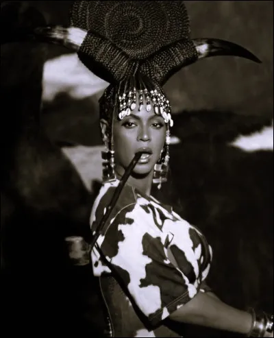 Bienfaisante déesse de la joie, de la beauté, de la musique, de la danse, de la poésie et de l'amour. Qui est-elle ?