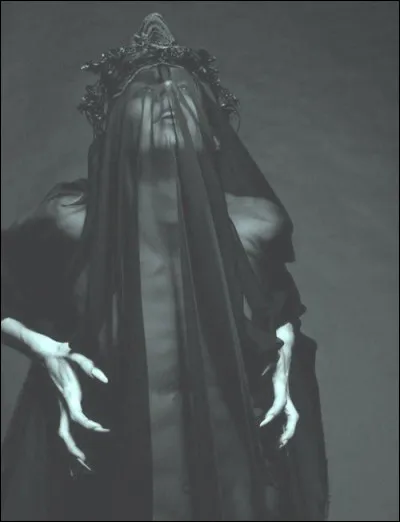 Magicienne et sorcière de l'antiquité romaine, qui apparaît dans les Satires et les épodes d'Horace ? Qui est-elle ?