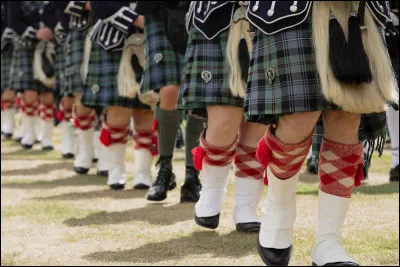 Où, durant les grandes occasions, les hommes troquent-ils encore leurs pantalons contre des kilts ?