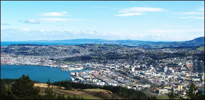 Quelle est cette ville de Nouvelle-Zélande, peuplée de 130 000 habitants, située à une latitude de 45°52 sud, la plus australe des villes de la région ?