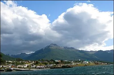 Puerto Williams, petite ville de 3000 habitants, est avec une latitude de 54° 56 sud, la ville la plus australe du monde : dans quel pays se trouve-t-elle ?