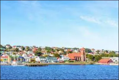 Où se trouve Port Stanley, localité de 2 400 habitants, située à une latitude de 51°41 sud ?