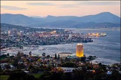 Quelle est la plus australe des villes australiennes, située à une latitude de 42°53 ?