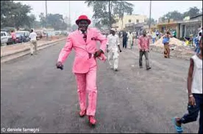 Il manque un mot dans cette expression "sapé comme un" :