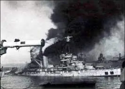 Ce 3 juillet, la Royal Navy attaque une escadre de la Marine française dans le port militaire de Mers el-Kébir, en Algérie, détruisant plusieurs navires et tuant des centaines de marins : c'était en ...